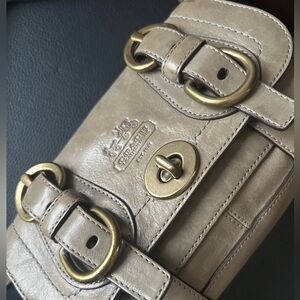 T2K COACH Bleecker Heritage Leather Flap Bag.